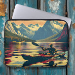 Vintages Camping Scene Man Kayaking Laptopschutzhülle<br><div class="desc">Hübsche Vintage Farbtöne,  die ein nostalgisches Gefühl zu dieser ai-Illustration eines Mannes geben,  der bei Sonnenuntergang einen Kajak hinunter paddelt,  mit einem hübschen Gebirgshintergrund,  der im Wasser reflektiert.</div>