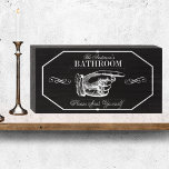 Vintages Chalkboard Bad Bitte setzen Sie sich selb Holzkisten Schild<br><div class="desc">Ob Sie gewollt haben, Ihrem eigenen Bad eine Touch Spaß hinzuzufügen oder Ihre Gäste zum Lächeln zu bringen, dieses personalisierte, schwarz-weiße Chalkboard-Holzschild mit seinem Vintagen Zeigefinger und der spielerischen Botschaft macht den Trick. Es ist eine ideale Wahl für diejenigen, die ein wenig Spaß haben und die ein personalisiertes Element zu...</div>