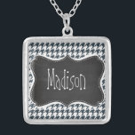 Vintages Chalkboard-Look Kohlefarben-Hahnentrittmu Versilberte Kette<br><div class="desc">Sie werden dieses niedliche,  elegante,  Vintage Chalkboard-Design mit Charcoal Color Hahnentrittmuster-Design Liebe! Wir laden Sie ein,  in unserem Shop,  Brautparty Shop,  dieses coole Retro-Schwarz-Pappe-Design auf vielen anderen großartigen,  anpassbaren Produkten,  einschließlich Girl Bride-Buttons,  moderne Hochzeits-Briefmarken und trendige Kreide Bridal Duwer Einladungen! Vielen Dank!</div>
