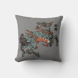 Vintages chinesisches Qilin auf mittelgrau Kissen