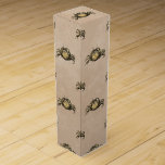 Vintages Crab Illustrationsmuster auf Beige Weinbox<br><div class="desc">In diesem Design mit aufwändigen Krebsbildern auf beigefarbenem Hintergrund ist eine Vintage Küstenstraße eingebettet. Dieses Muster eignet sich perfekt für Veranstaltungen zum Thema Strand,  Fisch- und Meeresfrüchte-Liebhaber oder Wassersportler. Es verleiht jedem Geschenk eine Touch zeitlosen Küstenstreifens und Eleganz.</div>