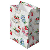 Vintages Erdbeermuster Teacup Blumenmuster Mittlere Geschenktüte (Vorderseite Schrägansicht)