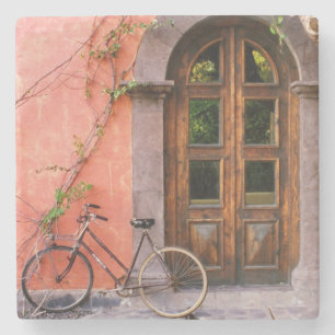 Vintages Fahrrad auf altem Straßenentwurf Steinuntersetzer