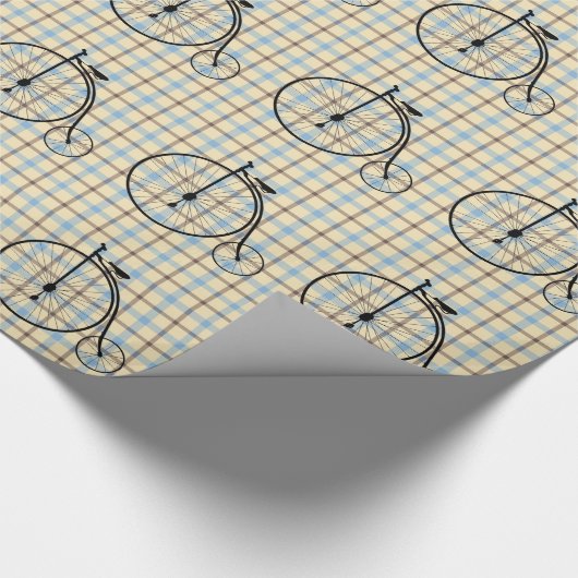 Vintages Fahrrad auf einem Tartanmuster Geschenkpapier (Ecke)