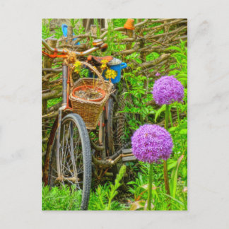 Vintages Fahrrad im Garten Postkarte