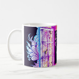 Vintages Fenster, Blumenschmuck: farbenfroh. Kaffeetasse