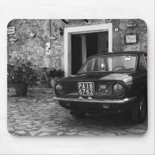 Vintages FIAT-Fahrzeug in Italien in monochromen F Mousepad