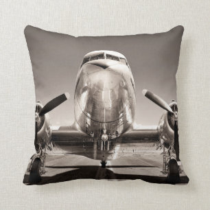 Vintages Flugzeug auf der Piste Kissen