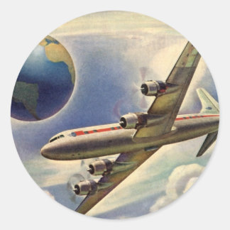 Vintages Flugzeug, das in Wolken um die Welt flieg Runder Aufkleber