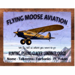 Vintages Flying Moose Aviation-Zeichen Freistehende Fotoskulptur<br><div class="desc">Ein verwittertes Schild, das die Dienste der mythischen Flying Moose Aviation von Talkeetna, Alaska, anzeigt. Es verfügt über eines der blau-gelben Flugzeuge des Unternehmens, ausgestattet mit extra großen "Tundra-Reifen" für die Landung auf unebenem Gelände. Text lesen, "FLYING MOSE AVIATION", "Wir fliegen, sagen Sie uns, wohin Sie gewollt haben", "JAGD, FISCHEN,...</div>