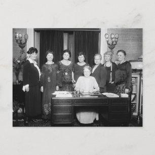 Vintages Foto der Gruppe der Frauen am Schreibtisc Postkarte