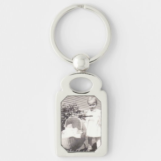 Vintages Foto Little Girl w Baby Buggy Schlüsselanhänger (Vorderseite)