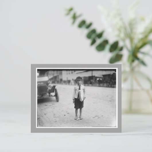 Vintages Foto von Newsboy Postkarte (Stehend Vorderseite)