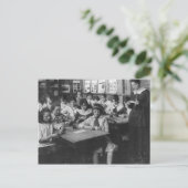 Vintages Foto von Schulmädchen Postkarte (Stehend Vorderseite)