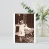 Vintages Fotokind mit Pram Postkarte (Stehend Vorderseite)