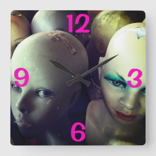 VINTAGES FRAUEN-MANNEQUIN STELLT KÖPFE GEGENÜBER QUADRATISCHE WANDUHR