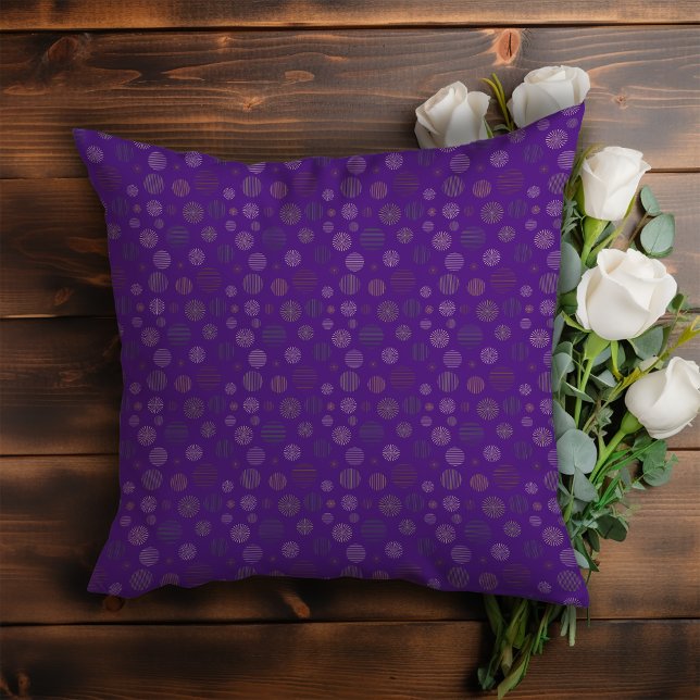 Vintages geometrisches Linienmuster lila Kissen (Von Creator hochgeladen)
