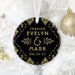 Vintages Gold Art Deco Wedding Monogram Foto Ornament<br><div class="desc">Eleganter und glamouröser Rundhochzeit,  frisch vermählter Urlaubssornament inspiriert durch Vintagen Deko Stil und die rauschenden zwanziger Jahre. Das Ornament-Design verfügt über ein Schwarz-Gold-Farbschema mit verziertem Zierrahmen und eigenem Monogramm-Text mit Foto auf der Rückseite.</div>