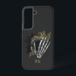 Vintages Gotisches Schwarz-Gold-Blütenskelett Samsung Galaxy Hülle<br><div class="desc">Whimsical Vintage monogramm gothische Handy Gehäuse mit schwarzen und goldenen Rose in einer Skeletthand.</div>