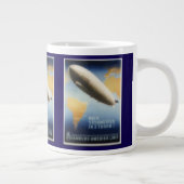 Vintages Graf Zeppelin-Reiseplakat Jumbo-Tasse (Rechts)