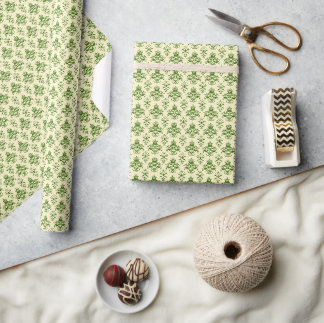 Vintages Green Damask Muster auf hellbeige Geschenkpapier