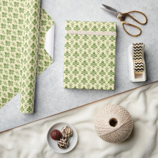 Vintages Green Damask Muster auf hellbeige Geschenkpapier (Kunsthandwerk)