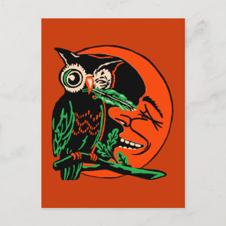 Vintages Halloween-Owl Kitzelt den Mond Postkarte