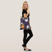 Vintages handGezeichnet Tulips Dunkles Muster Tasche (Am Model)