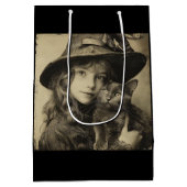 Vintages Hexenmädchen mit schwarzer Katze Mittlere Geschenktüte (Rückseite)