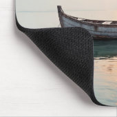 Vintages Holzboot auf ruhigem Wasser Mousepad (Ecke)