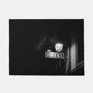 Vintages Hotelschild, Straßenbeleuchtung und viel  Fußmatte