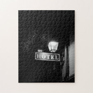 Vintages Hotelschild, Straßenbeleuchtung und viel  Puzzle