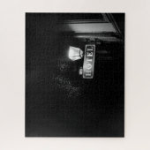 Vintages Hotelschild, Straßenbeleuchtung und viel Puzzle (Vertikal)