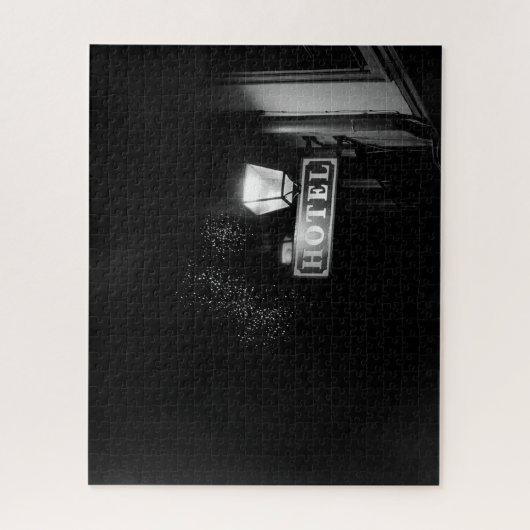 Vintages Hotelschild, Straßenbeleuchtung und viel Puzzle (Vertikal)