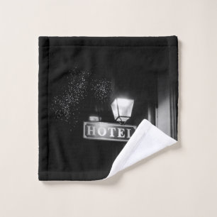 Vintages Hotelschild, Straßenbeleuchtung und viel Waschlappen