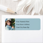 Vintages junges Mädchen, das Weihnachtsbaum trägt (Insitu)