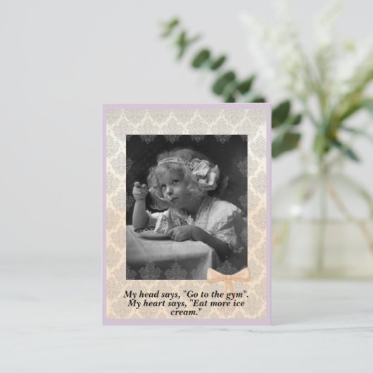 Vintages junges Mädchen mit Eiscreme Postkarte (Stehend Vorderseite)