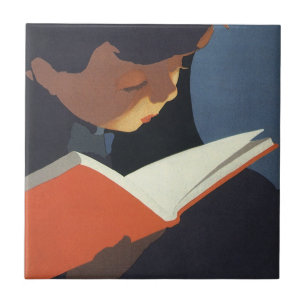 Vintages Kind, das ein Buch aus der Bibliothek lie Fliese