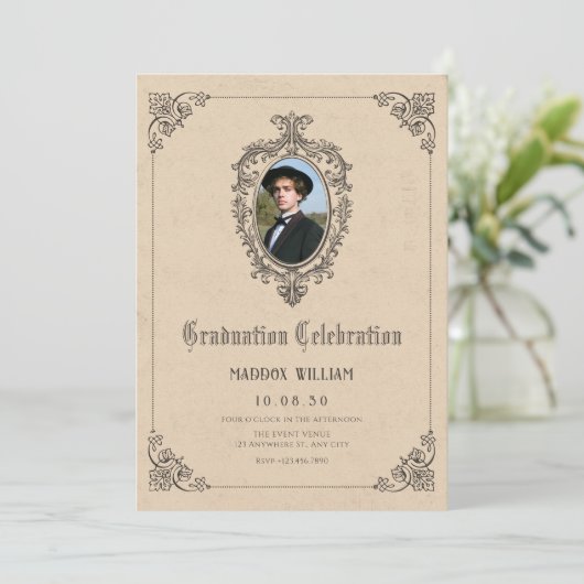 Vintages klassisches gotisches Abschluss Foto Einladung (Stehend Vorderseite)