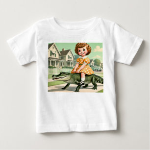 Vintages kleines Mädchen, das mit einem Alligator Baby T-shirt