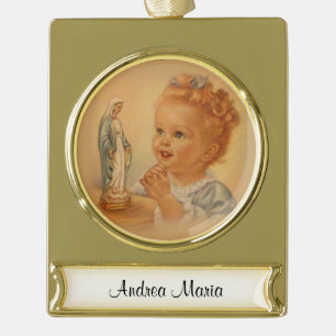 Vintages kleines Mädchen, das zu gesegneter Banner-Ornament Gold