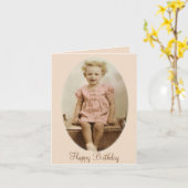 Vintages kleines Mädchen in der rosa Karte (Gelbe Blume)