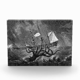 Vintages Kraken-Riesen-Tintenfisch-Monsterschiff-P Fotoblock