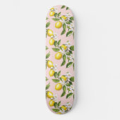 Vintages Lemon & Blossom-Muster auf rosa (2) Skateboard (Vorderseite)