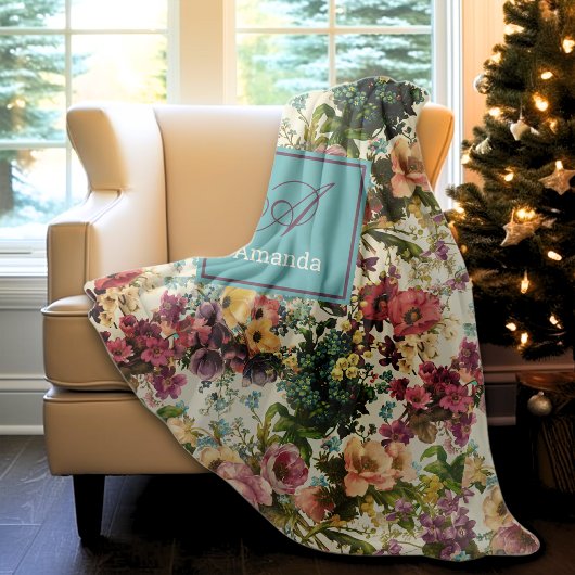 Vintages lila Blumenweißmuster Monogramm Fleecedecke