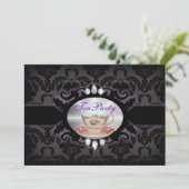 Vintages lila Damast Blumenteacup Tee Party Einladung (Stehend Vorderseite)