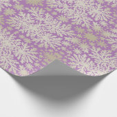 Vintages Lila Packpapier mit Schneeflocken (Ecke)