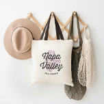 Vintages Logo von Napa Valley California Tragetasche<br><div class="desc">Niedliches Napa-Tal, Kalifornien Tote-Tasche zeigt den Namen der legendären Weinbauregion in Vintag bedrückter Schrift, überlagert auf einer Abbildung einer Reihe von reifen Trauben, bereit, zu Wein verarbeitet werden. Personalisieren Sie diese niedliche Tasche mit einem Namen oder einem Hochzeitstag für ein cooles personalisiertes Geschenk oder Geschenkartikel, oder verlassen, wie es für...</div>