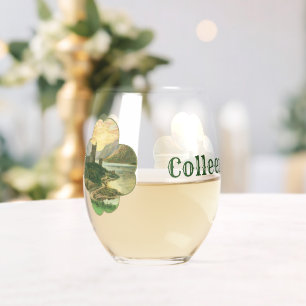 Vintages Lucky Gold Kleeblatt mit einem irischen S Weinglas Ohne Stiel