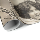 Vintages Mädchen mit Riesenhase Geschenkpapier (Rolleneckpunkt)